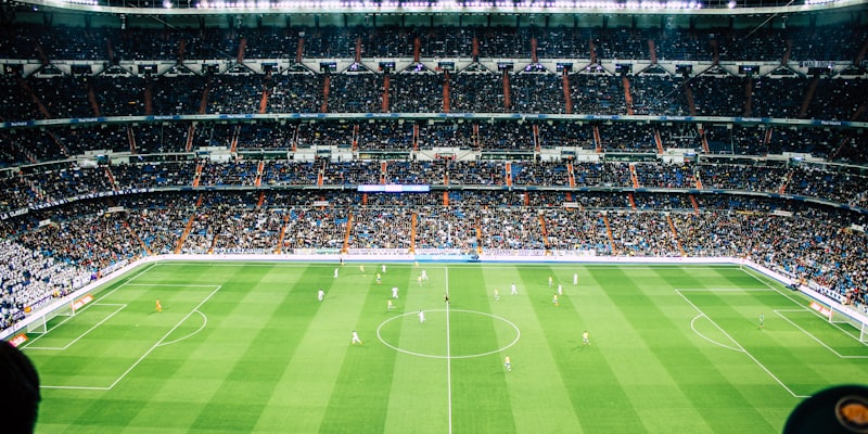 世界杯预选赛各洲际战况分析 - 足球比赛激烈对抗画面